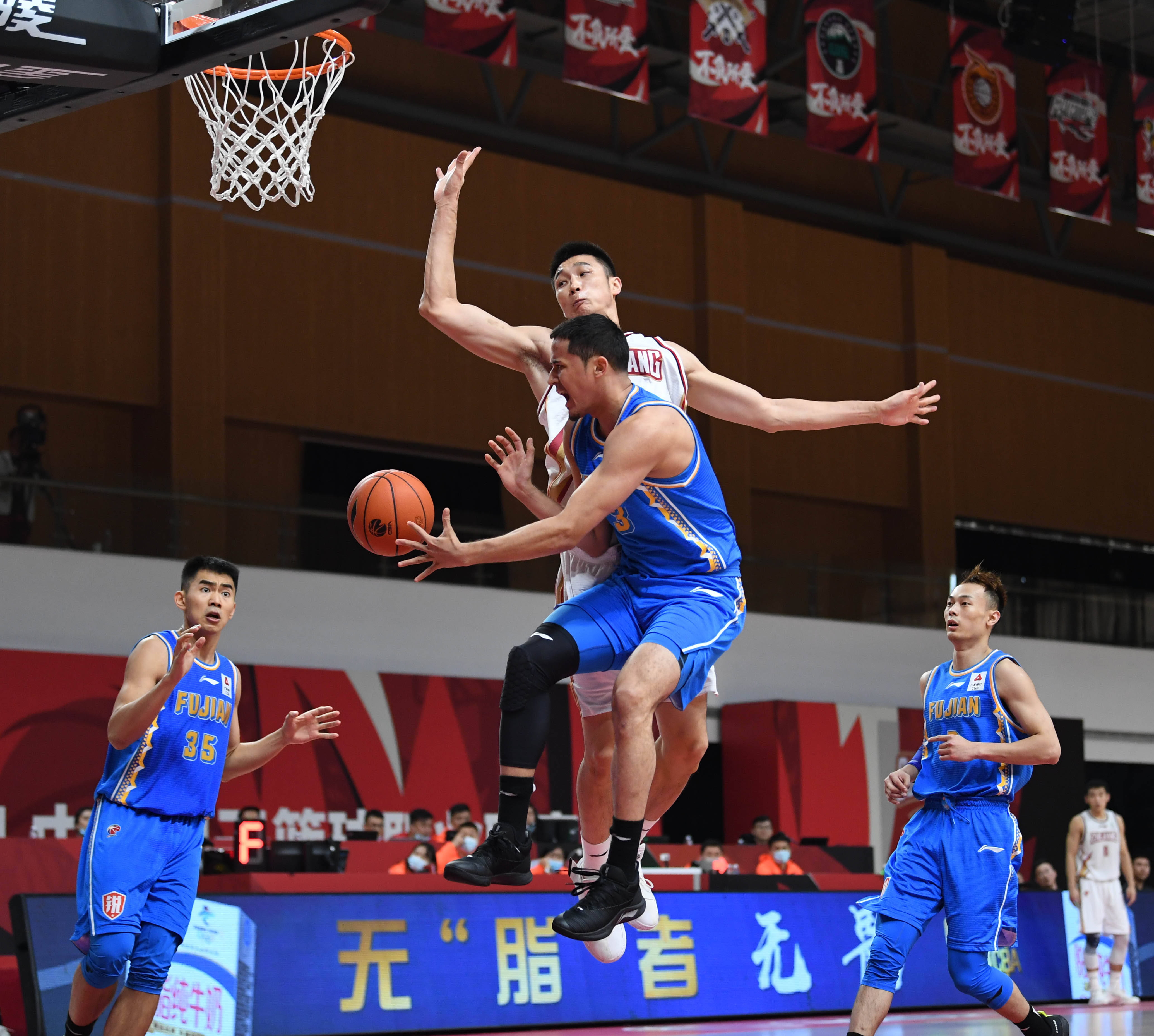 包含福建男篮队员全力备战下一场对决的词条