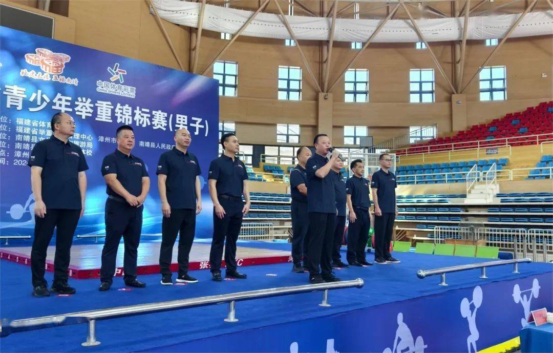 现场观众掌声不断，双方队伍展开激烈较量